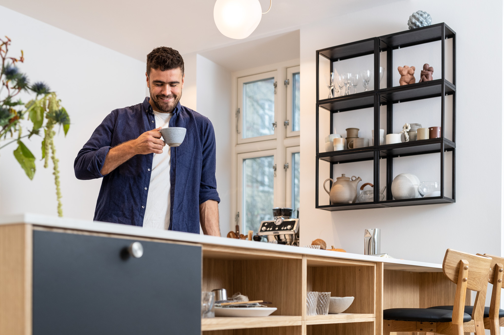 Jon Daniel Edlund drikker kaffe i sit køkken